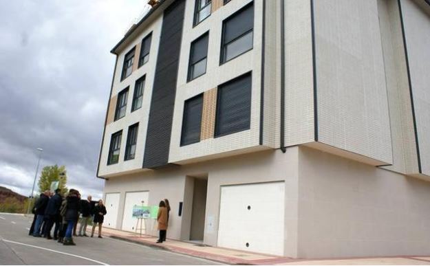 1 VISITA D GENERAL Y ENTREGA PLACA CERTIFICADO - El primer edificio de apartamentos con el Passivhaus estándar en la región de La Rioja recibe la certificación final en presencia del Director Gerente de Vivienda del Gobierno Regional de La Rioja